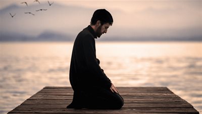 هل تصح الصلاة بدون سماع الأذان؟ (فيديو)