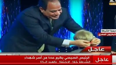 شاهد.. السيسي يُقلد نجل أحد الشهداء 