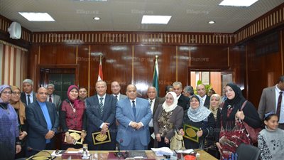 محافظ الدقهلية يكرم عددا من أطباء وموظفي إدارات الصحة (صور)