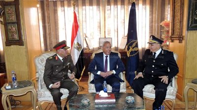 محافظ السويس ومدير الأمن يضعان إكليل من الزهور على النصب التذكاري احتفالا بعيد الشرطة (صور)