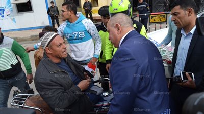 مدير أمن السويس يوزع الورود والهدايا على المواطنين احتفالا بعيد الشرطة (صور)