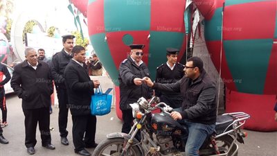 قسم شرطة العرب يوزع الحلوى ويحتفل مع الأهالي بعيدهم في بورسعيد (صور)