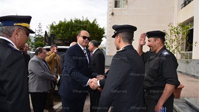 محافظ مطروح يصرف مكافأة لرجال الشرطة ويخصص أرض لمرور سيوة (صور)