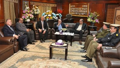 محافظ بني سويف يزور مديرية الأمن لتقديم التهنئة بعيد الشرطة