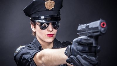 حسناء أمريكية.. في النهار ضابطة شرطة وبالليل عارضة أزياء مثيرة (صورة)