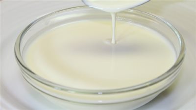 طريقة مدهشة لتحويل كوب اللبن إلي كريمة (فيديو)