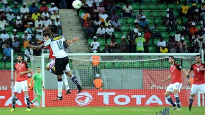 حمادة هلال يشارك المحتفلين بالفوز على غانا في نادي الصيد (فيديو)