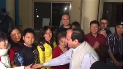 السيسي يصافح مجموعة من السائحين أثناء زيارته إلى أسوان (فيديو)