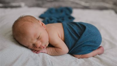 في مشهد مؤثر.. أم تسجل اللحظات الأخيرة لأحد ابنيها التوأم (صور)