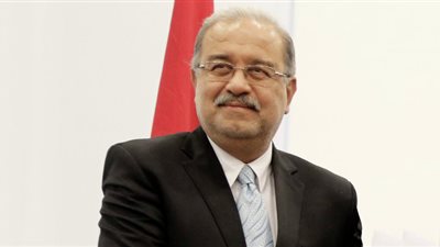 جناح وزارة الدفاع يهدي رئيس الوزراء درع التكريم خلال تفقده معرض الكتاب