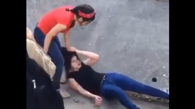 شاهد.. سحل وشد شعر وسط الشارع بين فتاتين دون تدخل الحاضرين ! (فيديو)