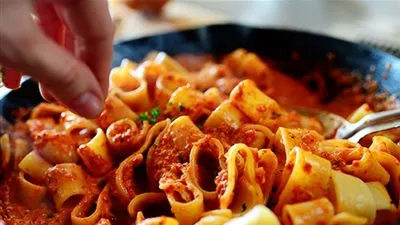 أسهل طريقة لعمل المكرونة بالصوص الأحمر والدجاج