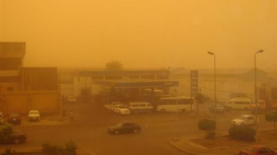 عاصفة ترابية تضرب 