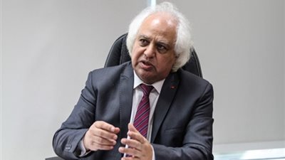 سمير غطاس منتقدًا رفع رواتب الوزراء: الحكومة الحالية لا ترتقي لحكم مصر