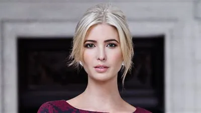 إيفانكا ترامب وابنها يزحفان على أرض البيت الأبيض (فيديو)