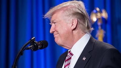 11 من الحائزين على نوبل يرفضون قرار ترامب بشأن اللاجئين