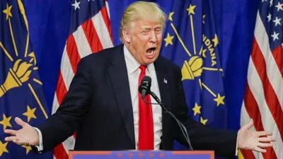 معلمة أمريكية ترفع 