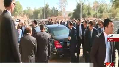 السيسي يزور مصنع كيما في أسوان برفقة الشاب الذي هاجم المحافظ