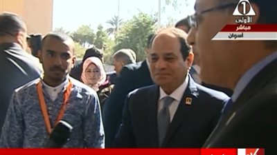 عاجل.. السيسي يصطحب الشاب الذي أحرج المحافظ في جولة تفقدية لـ