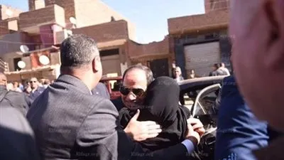 السيسي يحتضن سيدة مسنة في أسوان: أنت شرفتنا (صور) 