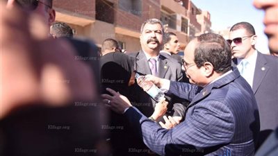 احتضان مسنة في أسوان آخرها.. 6 مواقف إنسانية لـ