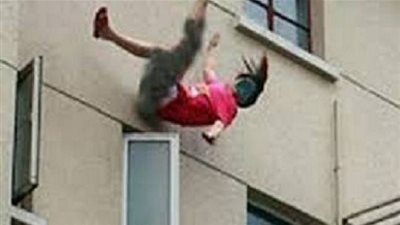 طالبة تقفز من الطابق الرابع بسبب مشاجرة بين صديقتها وزوجها