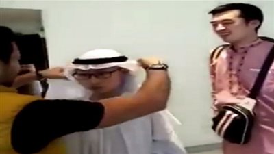 هذا ما حدث عندما ارتدي ياباني ملابس خليجية (فيديو)