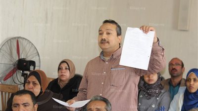 رئيس مدينة دسوق يستمع لشكاوى الأهالى حول انقطاع مياه الشرب وعدم رصف الطرق (صور)