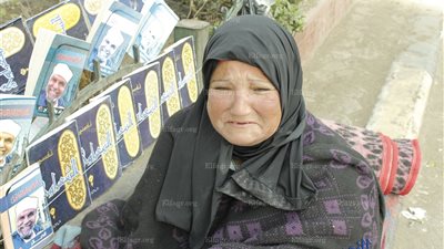 بعد تجاهل أصحاب التبرعات.. سيدة رصيف جامعة القاهرة تحت تهديد البلطجية.. وتصرخ: 