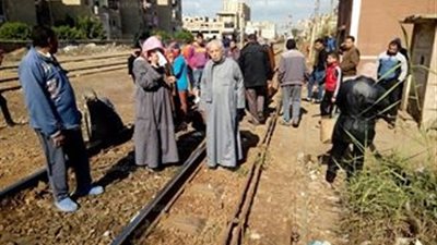 سكان السكة الحديد بكفر الشيخ يقطعون شريط القطارات اعتراضاً على مطاردة لجنة لهم (صور)