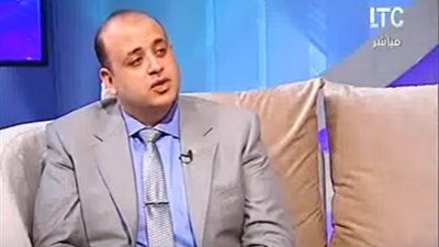 خبير تنمية بشرية: الحب الحقيقي لا يأتي إلا بعد عامين من الزواج (فيديو)