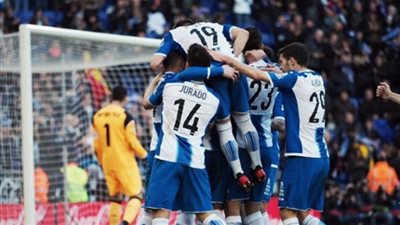 إشبيلية يسقط أمام إسبانيول ويمنح برشلونة وصافة الليجا