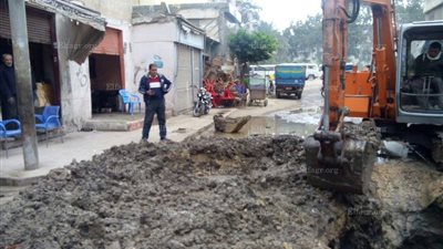 إصلاح هبوط أرضي مفاجئ بأحد شوارع دسوق (صور)