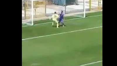 الفرحة المفرطة تتسبب في تسجيل أغرب هدف في تاريخ كرة القدم ! (فيديو)