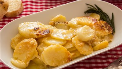 طريقة عمل طاجن البطاطس بالجبنة 