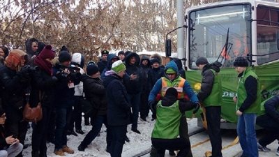 امرأة روسية خارقة تصدم الجميع بقوتها.. سحبت عربتي ترام مزدحمتين! (فيديو)