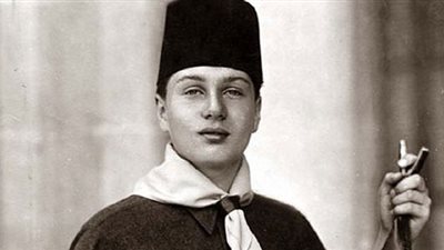 الملك الوسيم ابن البلد يهوي السباحة والآثار ويعشقه الشعب 