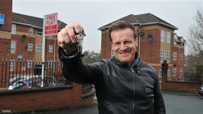 في واقعة نادرة.. مليونير يمنح شقة بقيمة 150 ألف دولار إلى عائلة بالمجان !