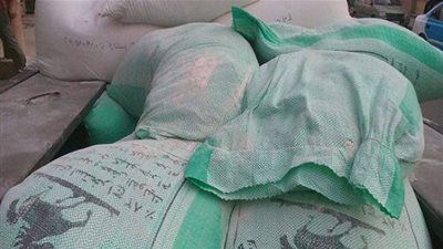 ضبط مالك مخزن لحيازته 50 طن دقيق قبل بيعها بالسوق السوداء