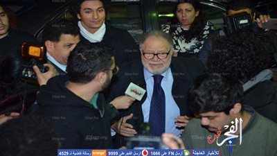 وصول يحيى الفخراني ولقاء سويدان عزاء الشاعر سيد حجاب بمسجد عمر مكرم (صور)