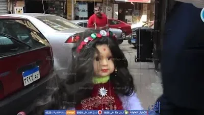 بحثًا عن السعادة والرزق الحلال.. تتراقص عرائس المارونيت بقارعة الطريق بوسط البلد (تقرير فيديو)