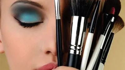 4 وسائل طبيعية لإزالة الماكياج من الوجه.. تعرفي عليها