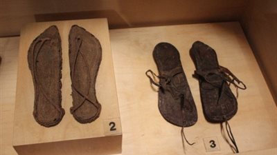 من الشبشب الى القبقاب  مروراً بالصندل .. رحلة الحذاء من السنبلاوين الى الصين 