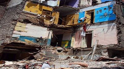 سكان عقار منهار بالإسكندرية يرفضون الإخلاء لعدم تواجد سكن بديل