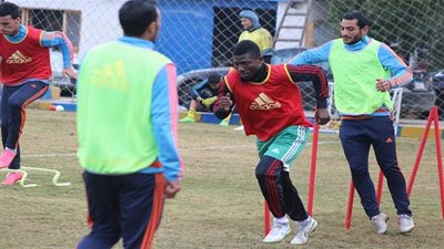 فاركو يتعاقد مع لاعب أكرا الغاني (صور)