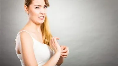 علاجات منزلية للحد من حكة اليدين والقدمين.. تعرفي عليها!