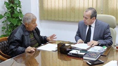محافظ دمياط يلتقي عدد من المواطنين لبحث مشاكلهم (صور)