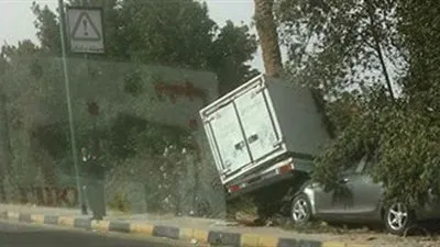 إصابة 5 أشخاص إثر اصطدام سيارة بـ 