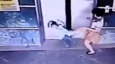 أم تنقذ ابنتها من الموت.. بـ