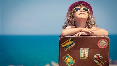 بسبب جنون والديها.. طفلة تجوب 20 بلدًا حول العالم (صور)